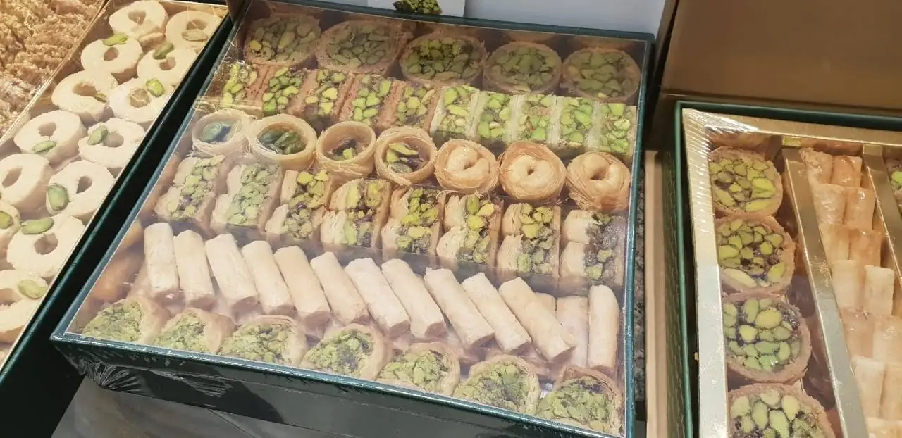 Orientalische Pistazien-Baklava und Süßigkeiten in der Auslage