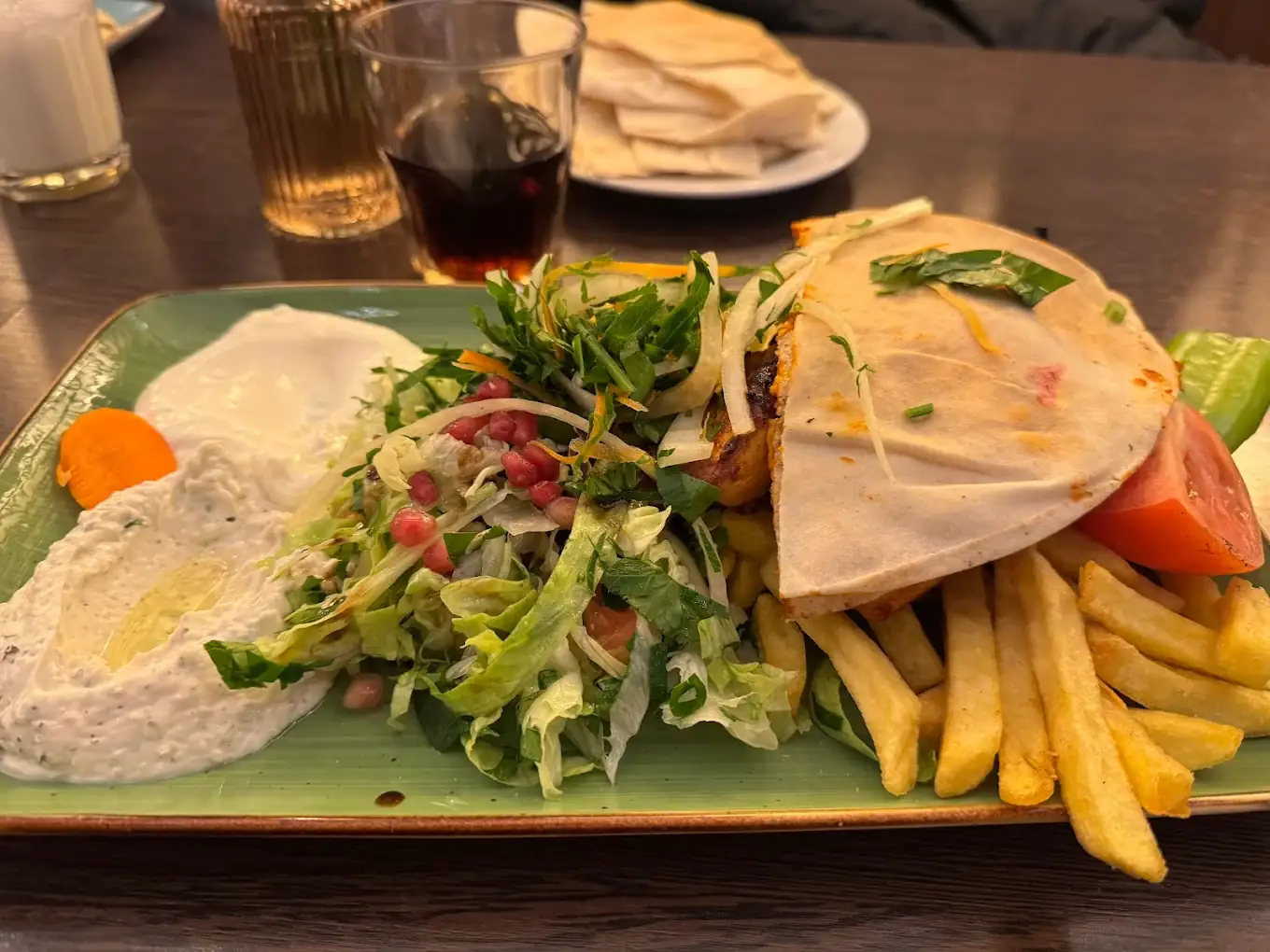 Grillhähnchen-Teller mit frischem Salat, Hummus und Pommes