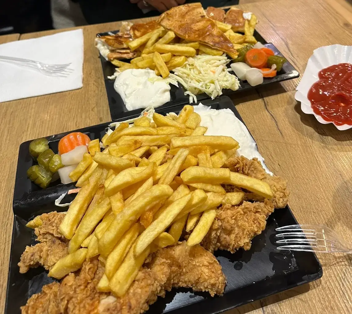 Knusprige Hähnchenstreifen mit Pommes und Dips